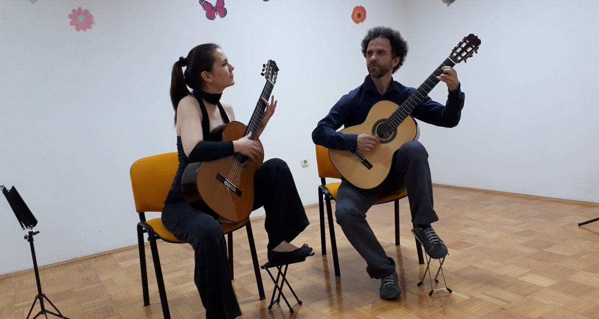 Gitarski duo ”COULE” nastupio  u Kninu